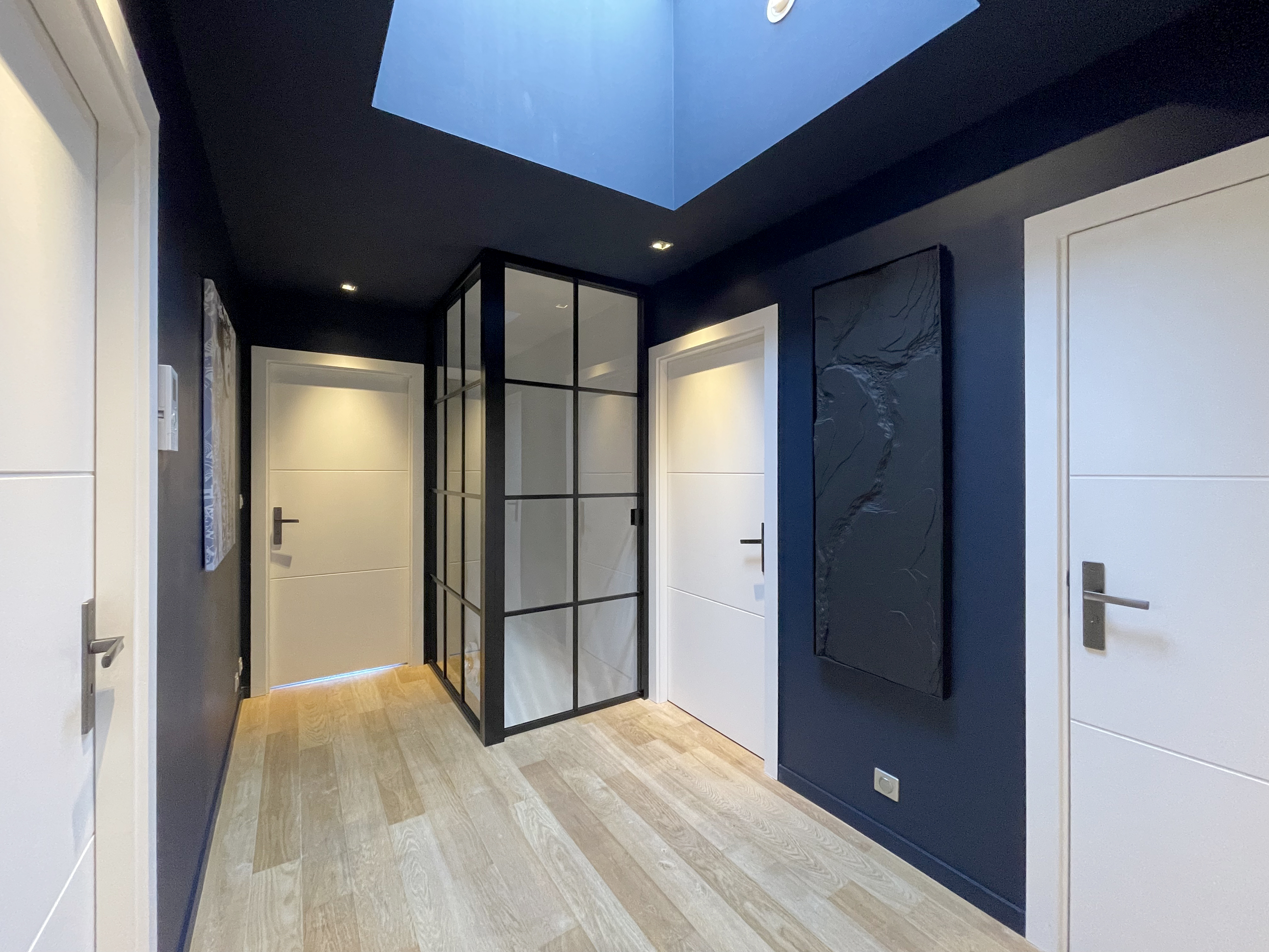 Palier avec verrière et décoration bleu nuit à Angers